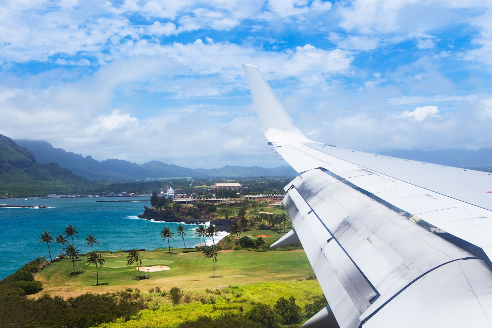 A plane flies into Lihue airport